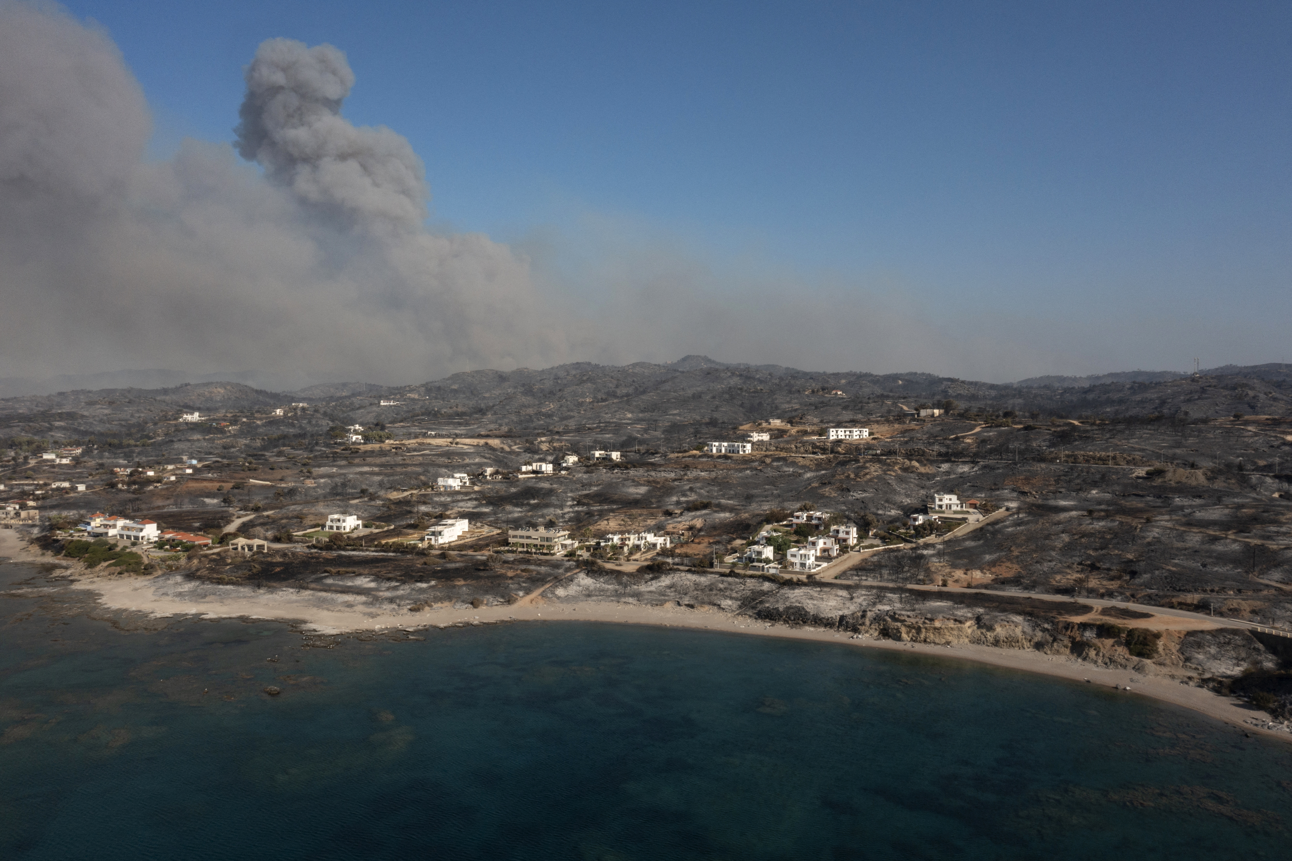 Unas 30.000 personas tuvieron que abandonar sus casas u hoteles durante el fin de semana a causa de los incendios que asolan el este de Rodas, Grecia.