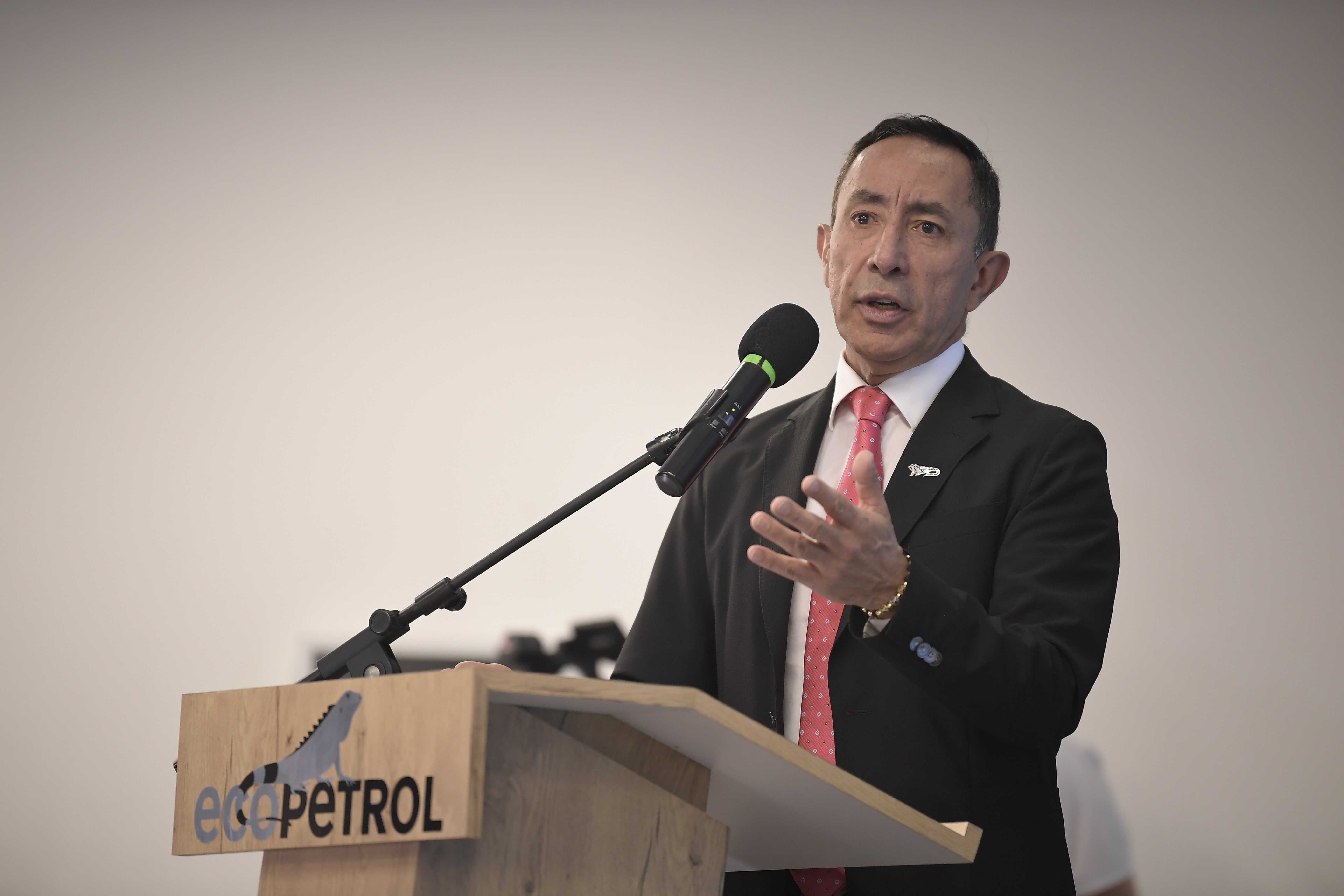 Presidente de Ecopetrol, en rueda de prensa anunciando que desarrollará un proyecto de regasificación en su terminal marítimo de Coveñas, con el objetivo de importar gas natural licuado y revertir la creciente escasez de este combustible en el país.