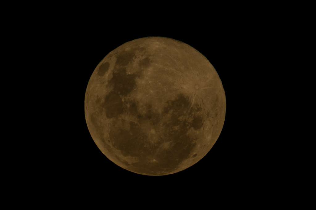 AME1856. BRASILIA (BRASIL), 16/04/2022.- La luna llena ilumina el cielo este sábado santo en Brasilia (Brasil). EFE/ Joédson Alves.
