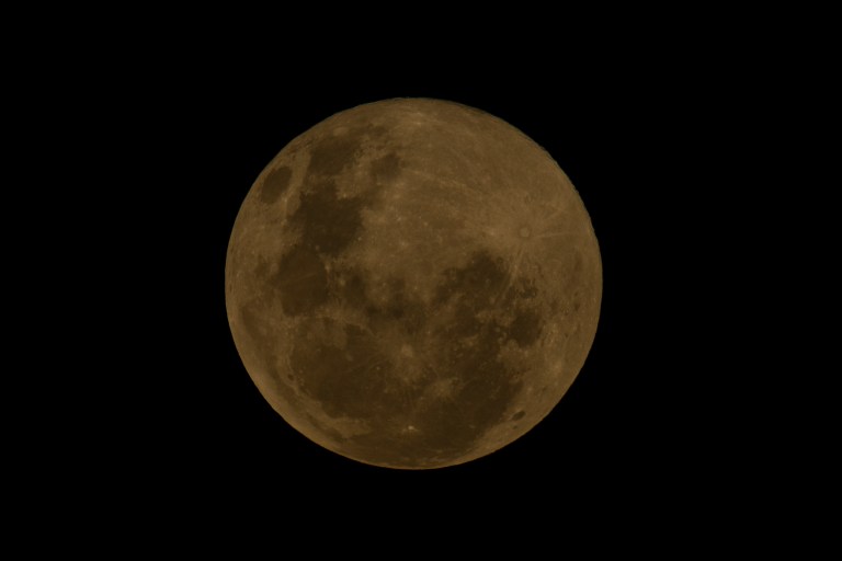 Hoy se puede ver la “Luna rosa”: ¿por qué se llama así?