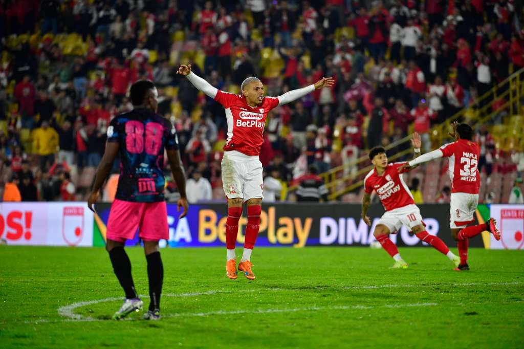 Jugador de Santa Fe durante el compromiso ante Deportivo Pereira en el Estadio El Campin de Bogotá