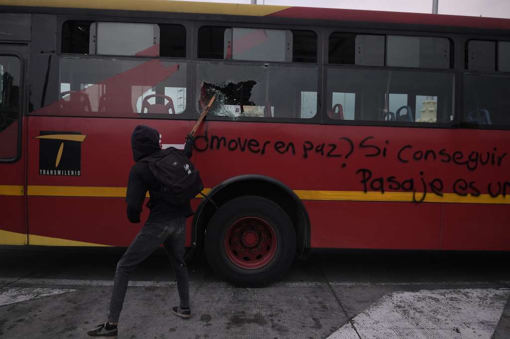 Disturbios, protestas y manifestaciones entre bogotanos y el Esmad en la estación Banderas de Transmilenio y en algunas partes de la Avenida Américas.