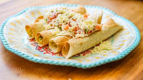 Receta en air fryer: flautas de pollo