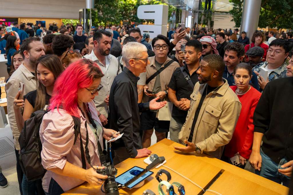 ACOMPAÑA CRÓNICA: EEUU APPLE IPHONE AMDEP3772. NUEVA YORK (ESTADOS UNIDOS), 19/09/2025.- El director ejecutivo de Apple, Tim Cook, habla con personas durante el inicio de las ventas de los nuevos modelos de iPhone 17 este viernes, en Nueva York (Estados Unidos). Cook fue el encargado de abrir las puertas de la tienda de la compañía en la Quinta Avenida de Nueva York y dar la bienvenida a los primeros clientes que habían esperado horas para hacerse con los nuevos modelos de los iPhone 17, que salen a la venta hoy. EFE/ Angel Colmenares