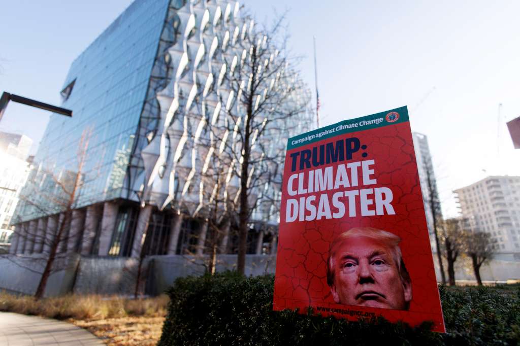 London (United Kingdom), 11/01/2025.- A placard is placed by activists from 'Campaign against Climate Change' group gathering to protest against US president-elect Donald Trump's climate policies outside the US embassy in London, Britain, 11 January 2025. The 'Campaign against Climate Change' group protested against Trump's intention to pull the United States out of the Paris Climate Agreement as the US is the world's largest producer of oil and natural gas. (Protestas, Reino Unido, Estados Unidos, Londres) EFE/EPA/TOLGA AKMEN