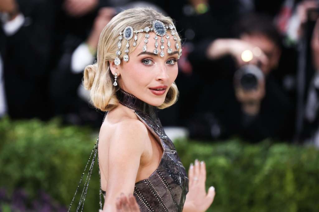 NEW YORK (United States), 04/05/2026.- US musician and actress Sabrina Carpenter poses on the red carpet for the 2026 Met Gala, the annual benefit for the Metropolitan Museum of Art's Costume Institute, in New York, New York, USA, 04 May 2026. The annual high-fashion fundraising event, held on the first Monday in May, benefits the Metropolitan Museum of Art's Costume Institute, with the 2026 exhibition theme being 'Costume Art'. (Nueva York) EFE/EPA/SARAH YENESEL