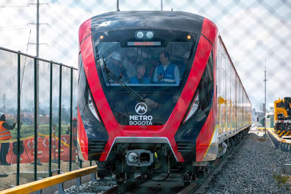 El recorrido se realizó en una vía de prueba de 905 metros. Durante este primer recorrido se verificaron condiciones de arranque, frenado, sistemas de seguridad, operación en plataforma y apertura de puertas.