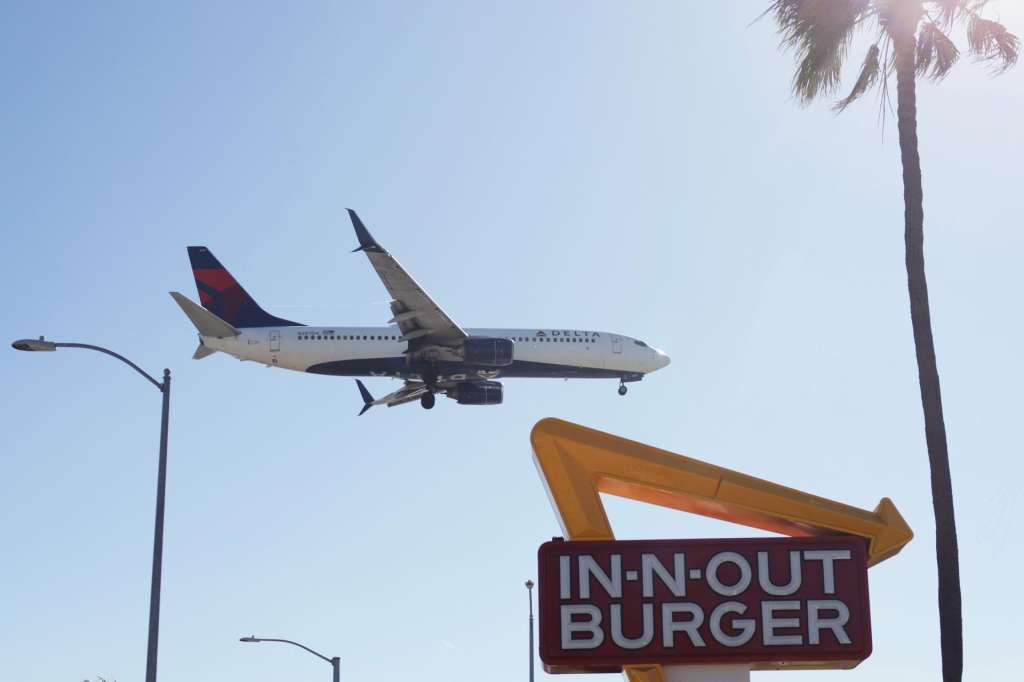 LOS ANGELES (United States), 08/11/2025.- An airplane descends for landing at Los Angeles International Airport (LAX) in Los Angeles, California, USA, 07 November 2025. US airlines started canceling hundreds of flights on 07 November 2025, hours after the Federal Aviation Administration (FAA) ordered the cuts amid the current US government shutdown. EFE/EPA/ALLISON DINNER

