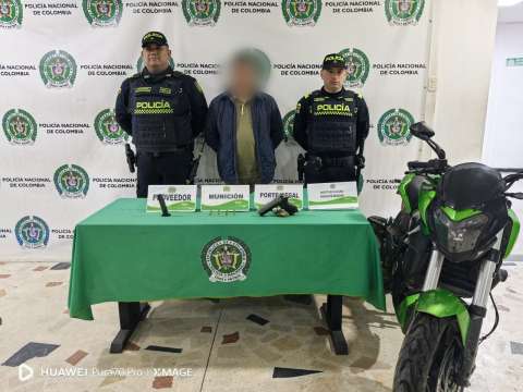 Sujeto en moto amenazó y disparó contra conductor por un bus mal parqueado