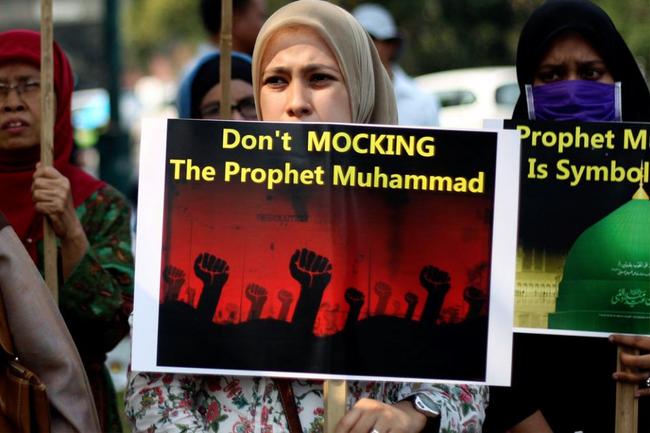 Mujeres musulmanas indonesias sujetan pancartas durante una protesta antiestadounidense frente a la embajada del país norteamericano en Yakarta. Foto: EFE