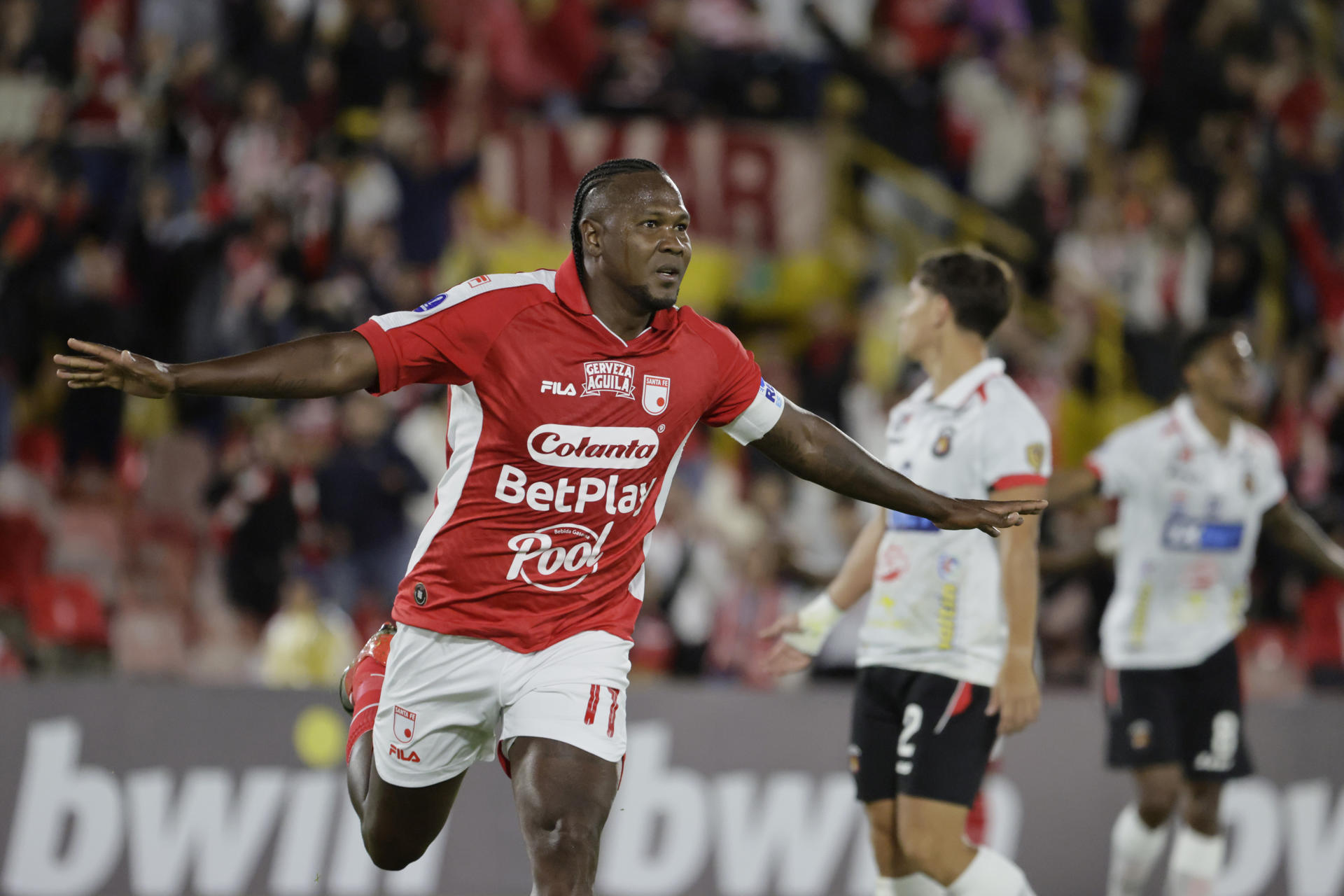 FOTODELDÍA AME2295. BOGOTÁ (COLOMBIA), 23/07/2026.- Hugo Rodallega (i) de Santa Fe celebra un gol este jueves, en un partido de la Copa Sudamericana entre Santa Fe y Caracas en el estadio El Campín, en Bogotá (Colombia). EFE/ Carlos Ortega