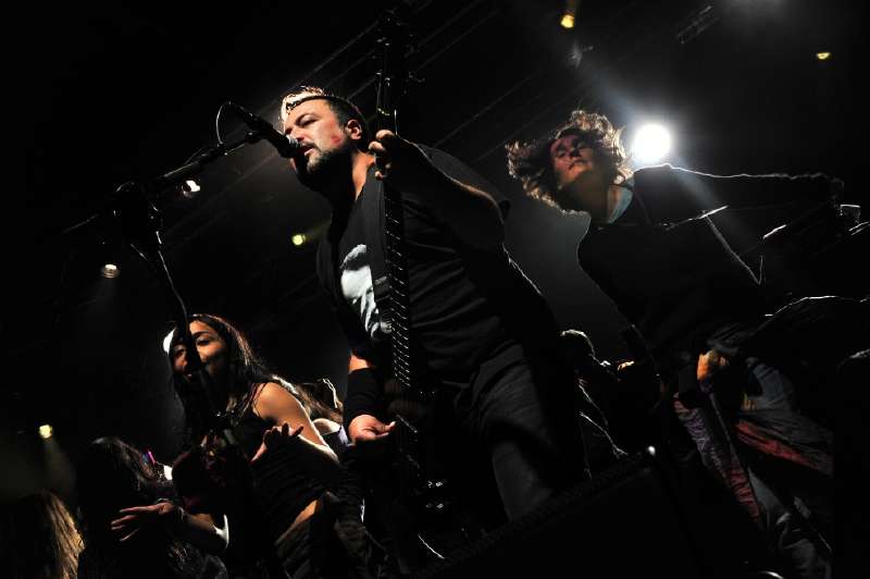 La banda Molotov se ha caracterizado por hacer dentro de su propuesta musical sátira política y crítica social.