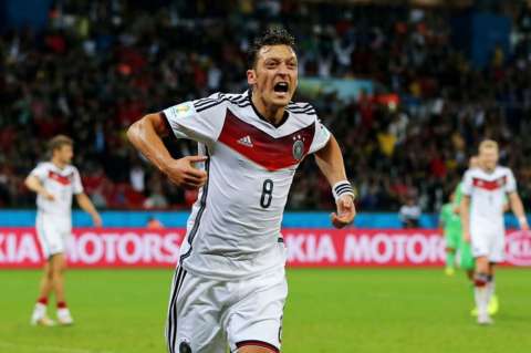 Ozil sufre rotura de los ligamentos cruzados de la rodilla izquierda