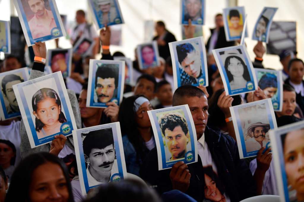Acto de perdón por el Estado colombiano a la Comunidad de Paz de San José de Apartadó por las violaciones a los derechos humanos cometidas entre 1997 y 2007, la ceremonia realizada en la Plaza de Armas de la Casa de Nariño, tuvo participación de víctimas, familiares y sobrevivientes de la Comunidad