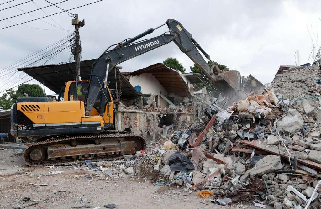 AME8708. QUIBDÓ (COLOMBIA), 13/08/2026.- Fotografía que muestra maquinaria removiendo escombros de una edificación afectada por el terremoto de magnitud 7,4 del pasado lunes, este miércoles en Quibdó (Colombia). En el Chocó, uno de los departamentos más pobres de Colombia, el terremoto de del pasado lunes agravó una crisis marcada por las deficiencias en salud, servicios públicos y atención estatal, lo que dificulta la respuesta a la emergencia y la atención de miles de damnificados. EFE/ Mauricio Dueñas Castañeda
