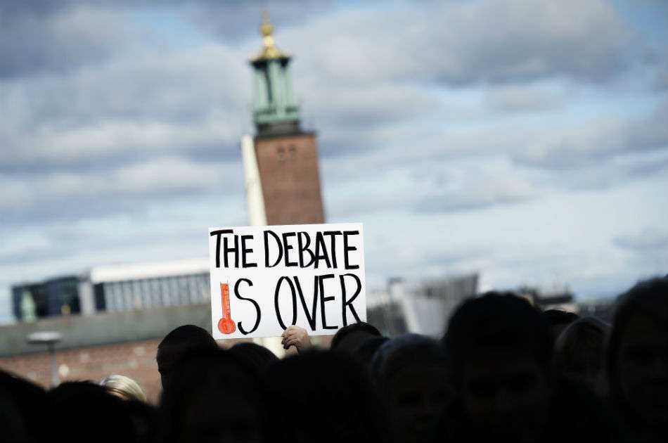Manifestantes gritan fuera del Panel Intergubernamental de las Naciones Unidas sobre el Cambio Climático (IPCC) para exigir una acción política inmediata en el debate climático.