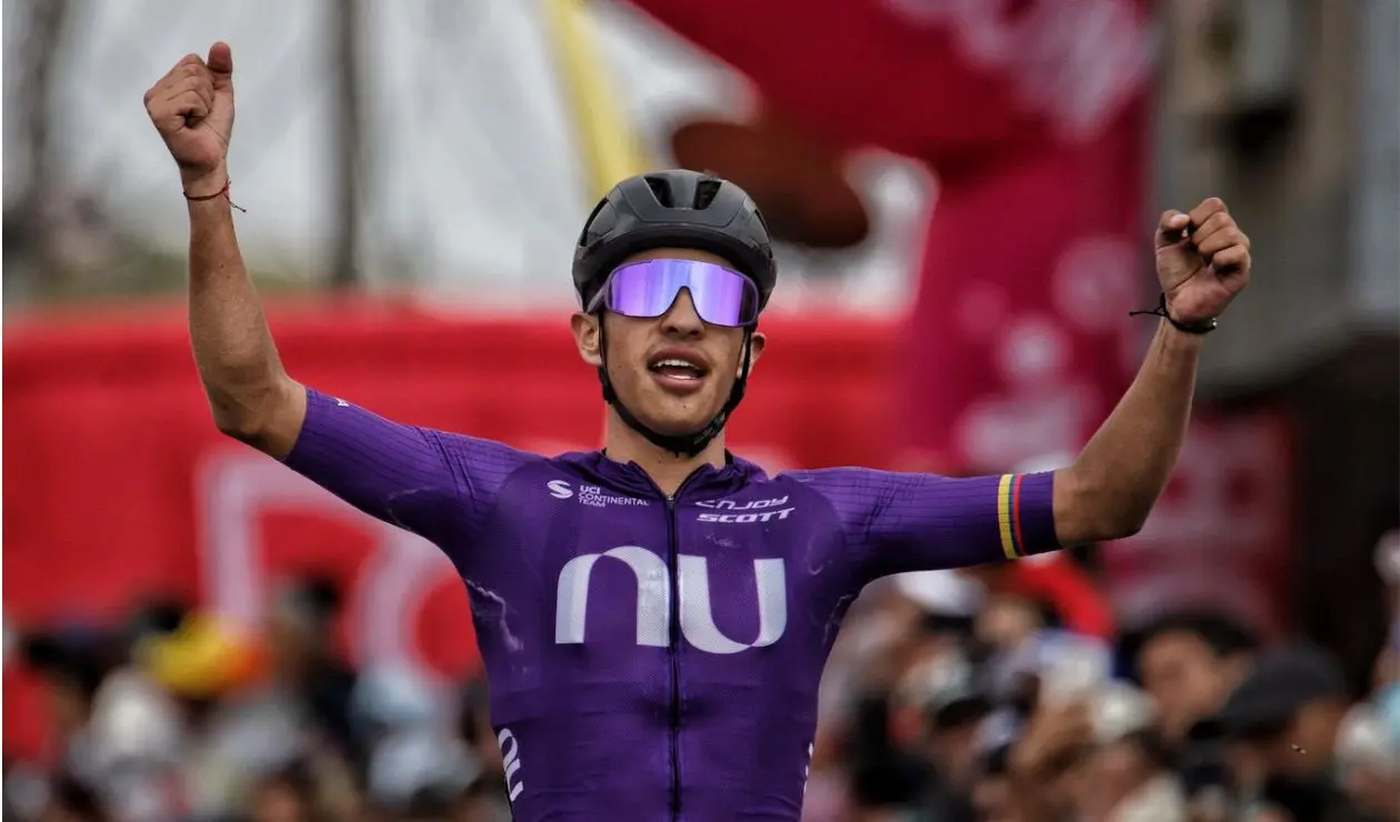 Jonathan Chaves celebra en la meta de la segunda etapa.