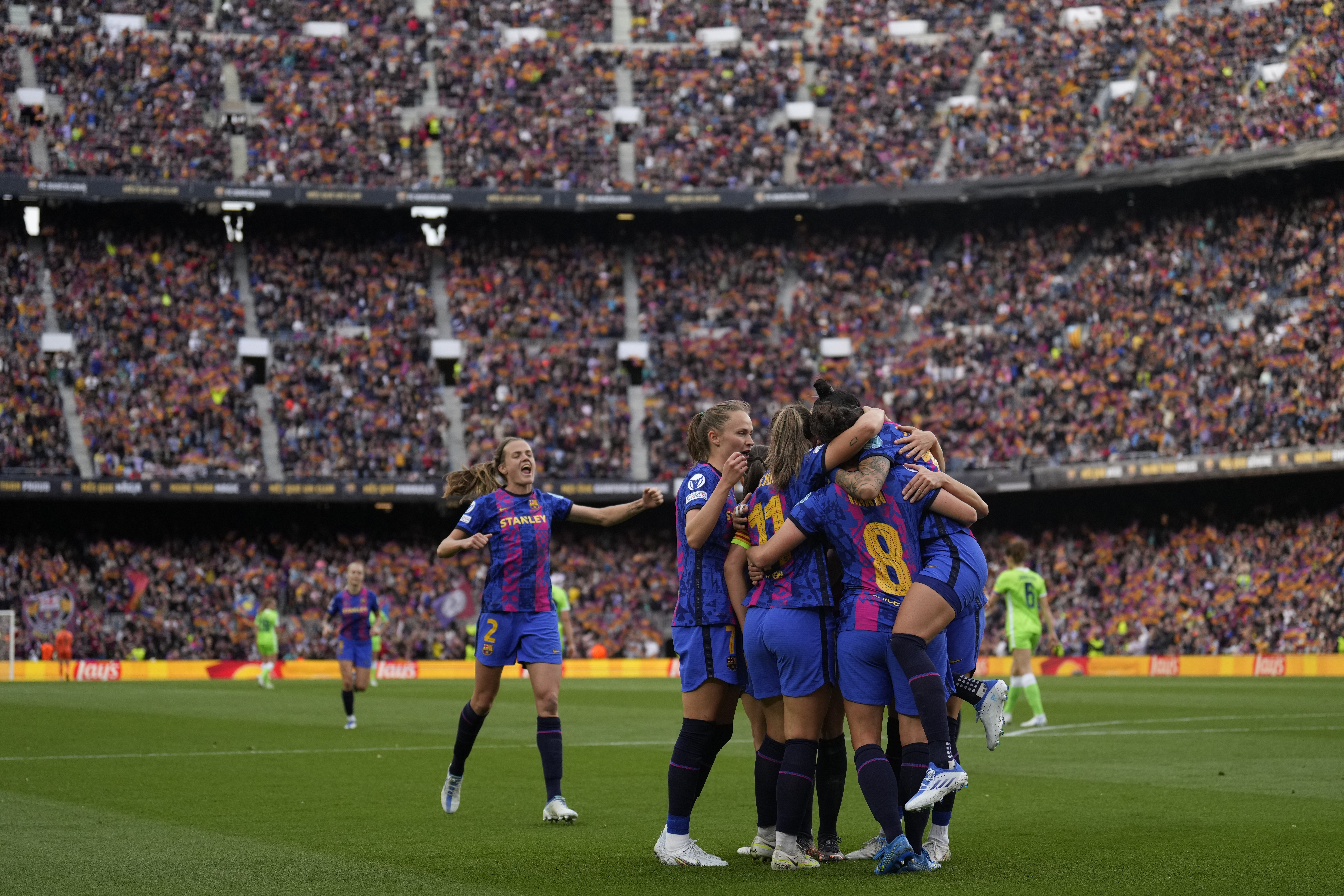 BARCELONA, 22/04/2022.- Las jugadoras del Barcelona celebran el gol de Jennifer Hermoso, tercero del equipo, durante el partido de ida de las semifinales de la Liga de Campeones femenina que Barcelona y Wolfsburgo disputan este viernes en el Camp Nou.- EFE/Alejandro García