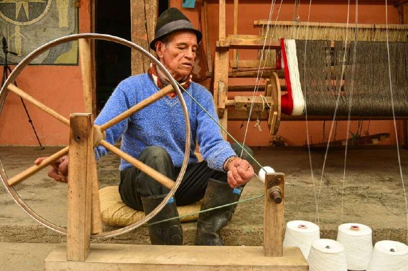 Este artesano de la comunidad indígena de Cumbal, Nariño, de la Asociación Asopicumbes, trabaja el oficio tradicional de telar vertical y horizontal. / Archivo Artesanías de Colombia
