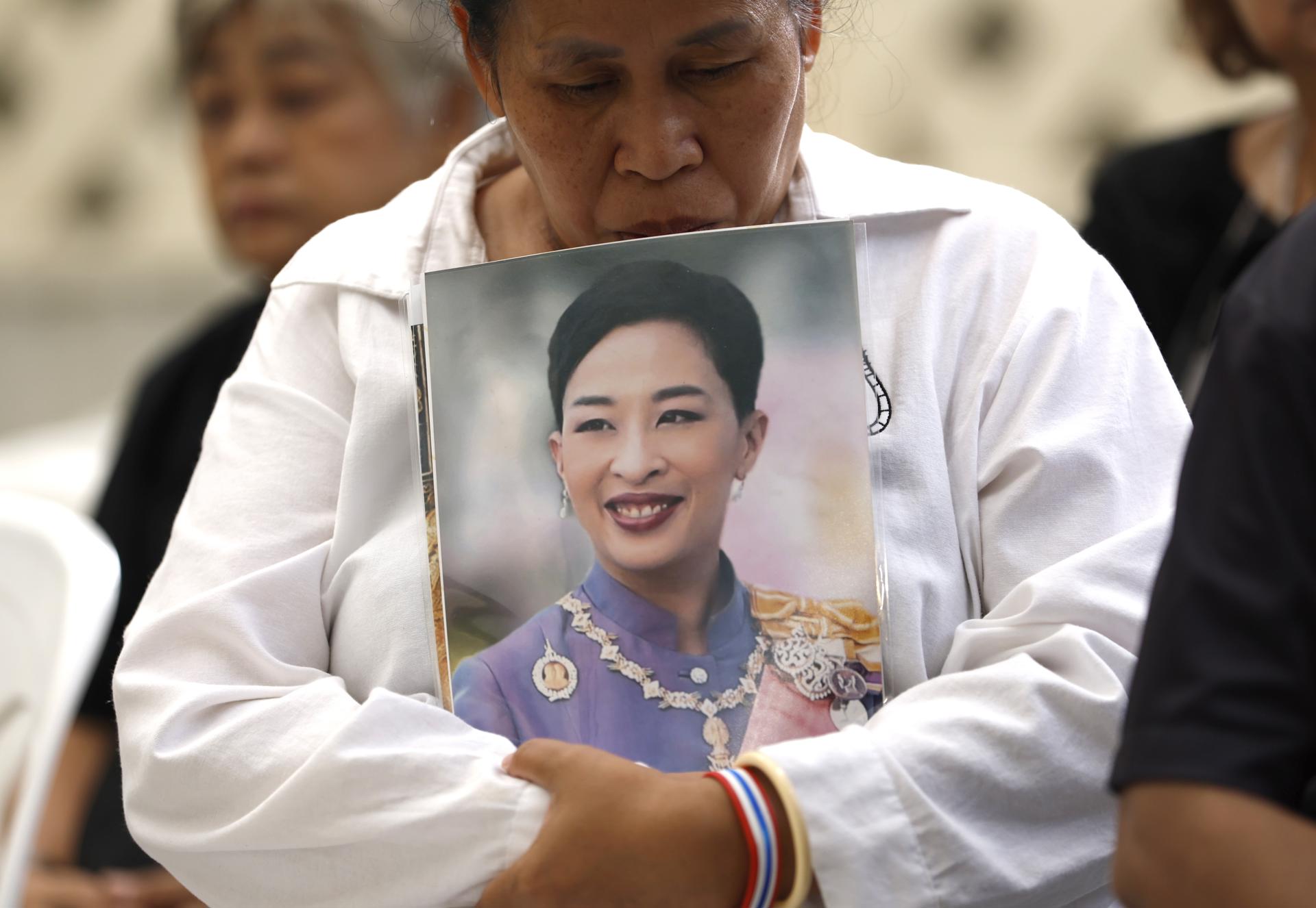 BANGKOK (Thailand), 12/06/2026.- A Thai mourner holds a photograph of Thai Princess Bajrakitiyabha after the announcement of her death at King Chulalongkorn Memorial Hospital in Bangkok, Thailand, 12 June 2026. According to a statement released by the Thai Bureau of the Royal Household on 12 June 2026, Thai Princess Bajrakitiyabha died at the age of 47 after spending three years in a coma. (Tailandia) EFE/EPA/RUNGROJ YONGRIT