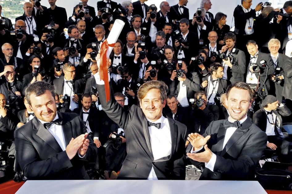 Simón Mesa durante la ceremonia de premiación en el Festival de Cannes. / AFP