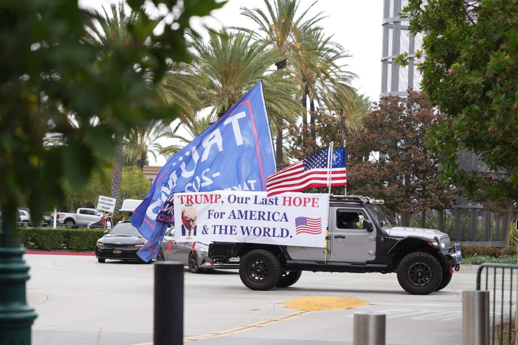 Anaheim (United States), 29/09/2023.- A pro Trump supporter drives by the California GOP convention where former US President Donald Trump is scheduled to deliver a speech in Anaheim, California, USA, 29 September 2023. (Elecciones) EFE/EPA/ALLISON DINNER