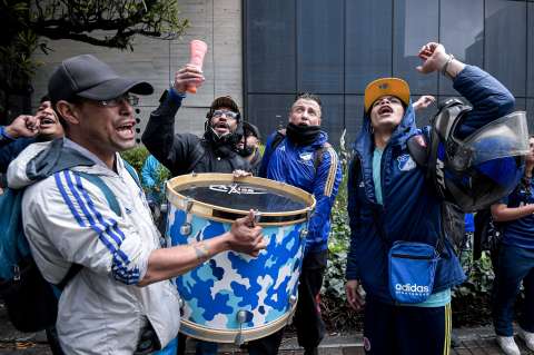 “Inviertan o vendan”: hinchas de Millonarios protestaron en las oficinas del club