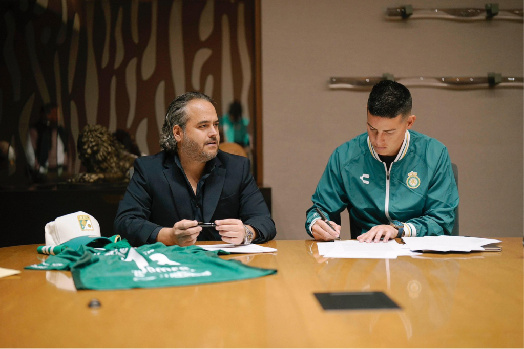 James Rodríguez (der.) firmó su contrato con Leones de la Liga de México.