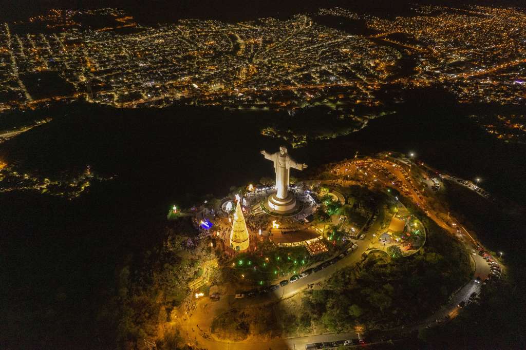 -FOTODELDÍA- AME3877. COCHABAMBA (BOLIVIA), 06/12/2024.- Fotografía aérea del Cristo de la Concordia iluminado con motivos navideños este miércoles, en Cochabamba (Bolivia). La temporada navideña comenzó en el centro de Bolivia con el encendido de millones de luces de colores en el Cristo de la Concordia, el monumento de estas características más grande Latinoamérica. EFE/Jorge Ábrego