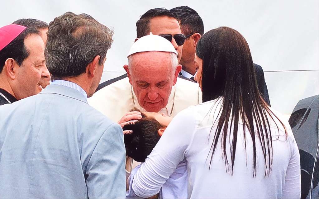 En su visita a Medellín, Paula Jaramillo consiguió que el papa Francisco bendijera a su hijo Santi.