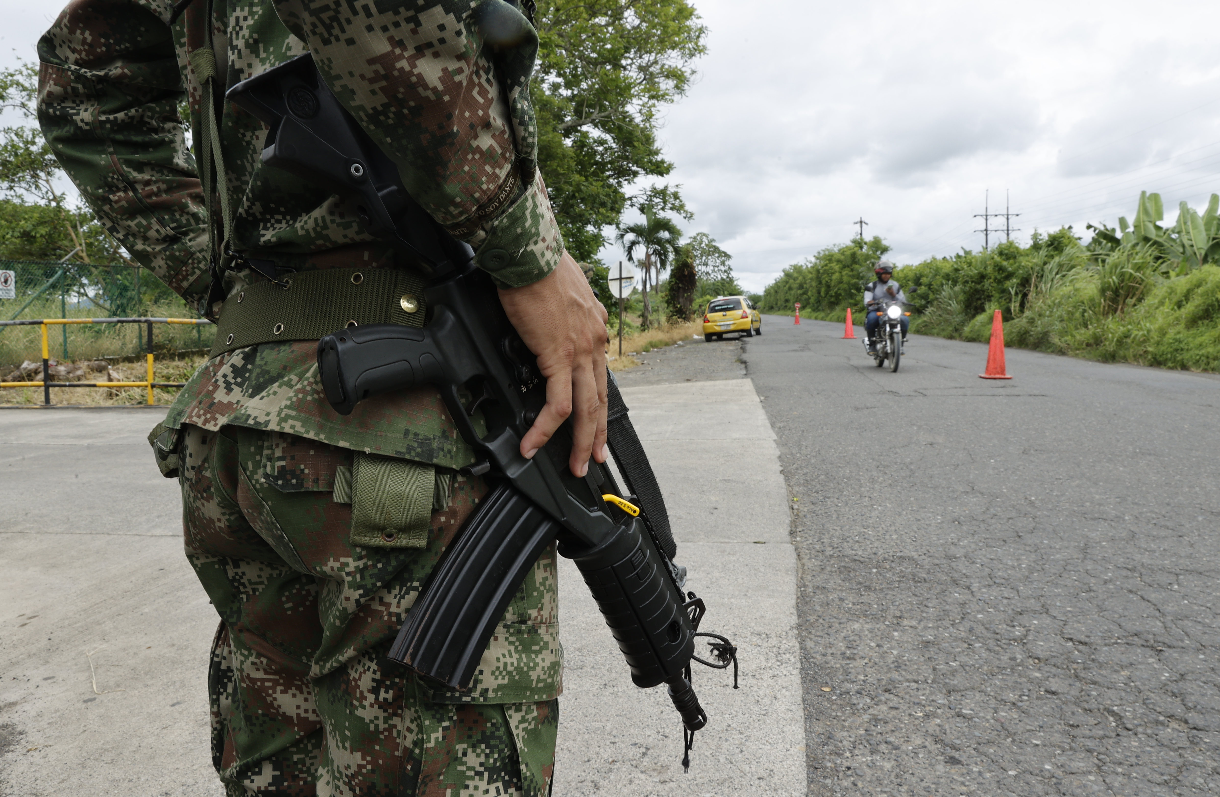 -FOTODELDÍA- AME6958. CAREPA (COLOMBIA), 05/05/2022.- Soldados vigilan hoy una carretera en Carepa, Antioquia (Colombia). El Ejercito Nacional de Colombia se encuentra este jueves en alerta ante las amenazas de paro armado del Clan del Golfo tras la extradición de su capturado jefe, Dairo Antonio Úsuga David, alias Otoniel, a Estados Unidos. EFE/ Mauricio Dueñas Castañeda