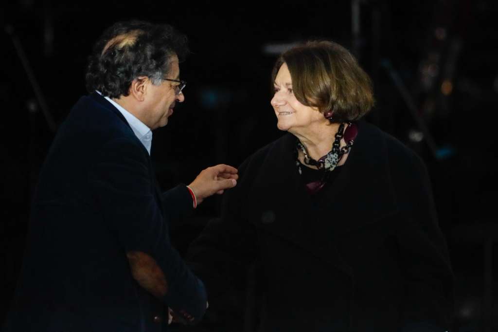 AME9988. BOGOTÁ (COLOMBIA), 21/11/2024.- La secretaria general adjunta de Asuntos Políticos y de Consolidación de la Paz de la ONU, Rosemary Dicarlo, saluda al presidente de Colombia, Gustavo Petro (i) durante la ceremonia de conmemoración del octavo aniversario de la firma de acuerdo de paz este jueves, en la plaza de Bolívar en Bogotá (Colombia). El Gobierno colombiano conmemoró el octavo aniversario del acuerdo de paz con la guerrilla de las FARC, un periodo en el que más de 430 exguerrilleros han sido asesinados, lo que constituye uno de los mayores obstáculos para la implementación del cese el fuego definitivo y la dejación de armas. EFE/ Carlos Ortega