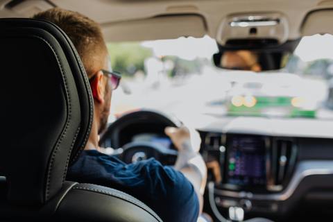 Los daños que puede sufrir su carro por pasar resaltos a alta velocidad