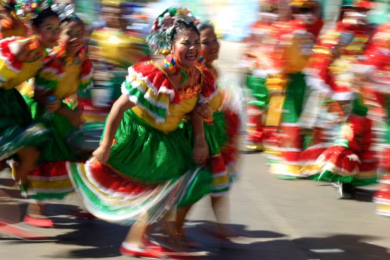 AME5930. BARRANQUILLA (COLOMBIA), 19/02/2023.- Miembros de una comparsa participan hoy en la Gran Parada de Tradición, el segundo desfile del Carnaval de Barranquilla, que representa la esencia de esta festividad, la más representativa y popular del país, en Barranquilla (Colombia). Con una gran puesta en escena bajo la idea de "una tradición hecha patrimonio", el Carnaval de Barranquilla celebró este domingo su segundo gran desfile por el Cumbiódromo de la Vía 40, en el cual se le rindió homenaje a las danzas especiales y de relación. EFE/ Ricardo Maldonado Rozo
