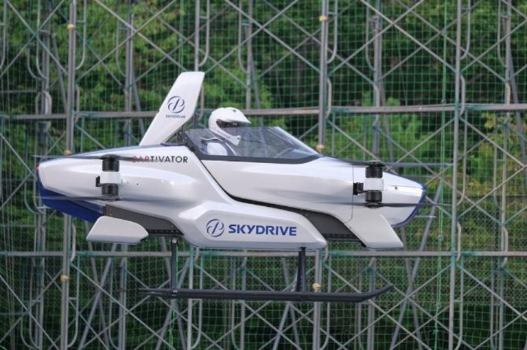 Por primera vez prueban con éxito un carro volador tripulado