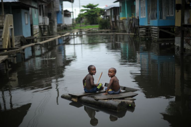 La escuela que recorre el río Atrato