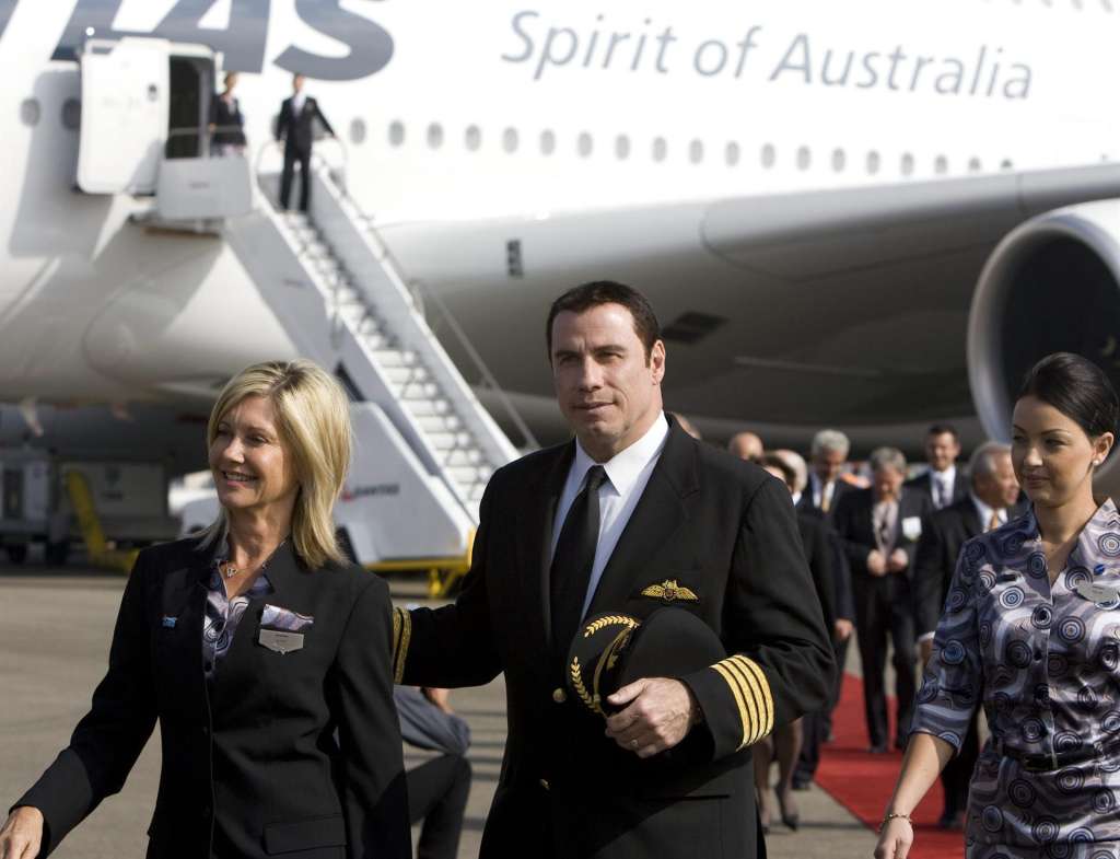Imagen de archivo de 2008 del actor estadounidense John Travolta (c) y la actriz Olivia Newton-John (i) en Los Ángeles, California (EE. UU.).
