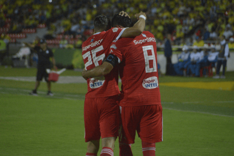 El «Pecoso enderezó el camino del América: venció 3-2 al Bucaramanga