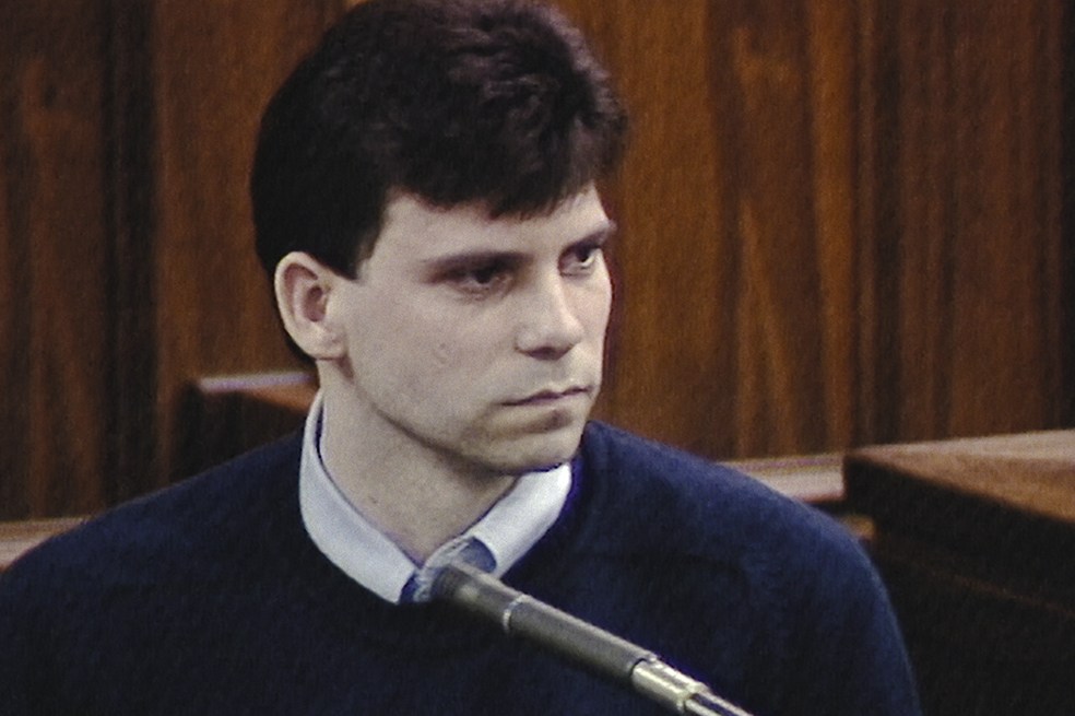 Lyle Menéndez, el hermano mayor tenía 21 años cuando cometió el crimen. Aqué en su declaración durante el primer juicio