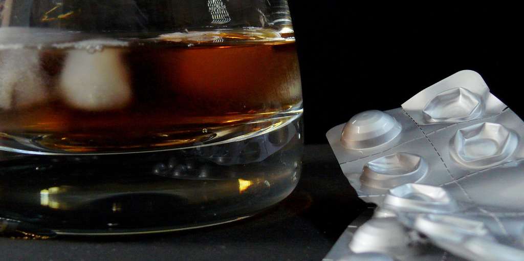 El consumo de drogas y alcohol es un método de manipulación para aumentar la creatividad.
