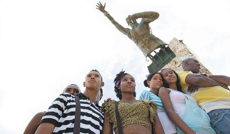 Población afro junto a la estatua de Benkos Biohó, líder de la rebelión de los negros cimarrones. / CNOA