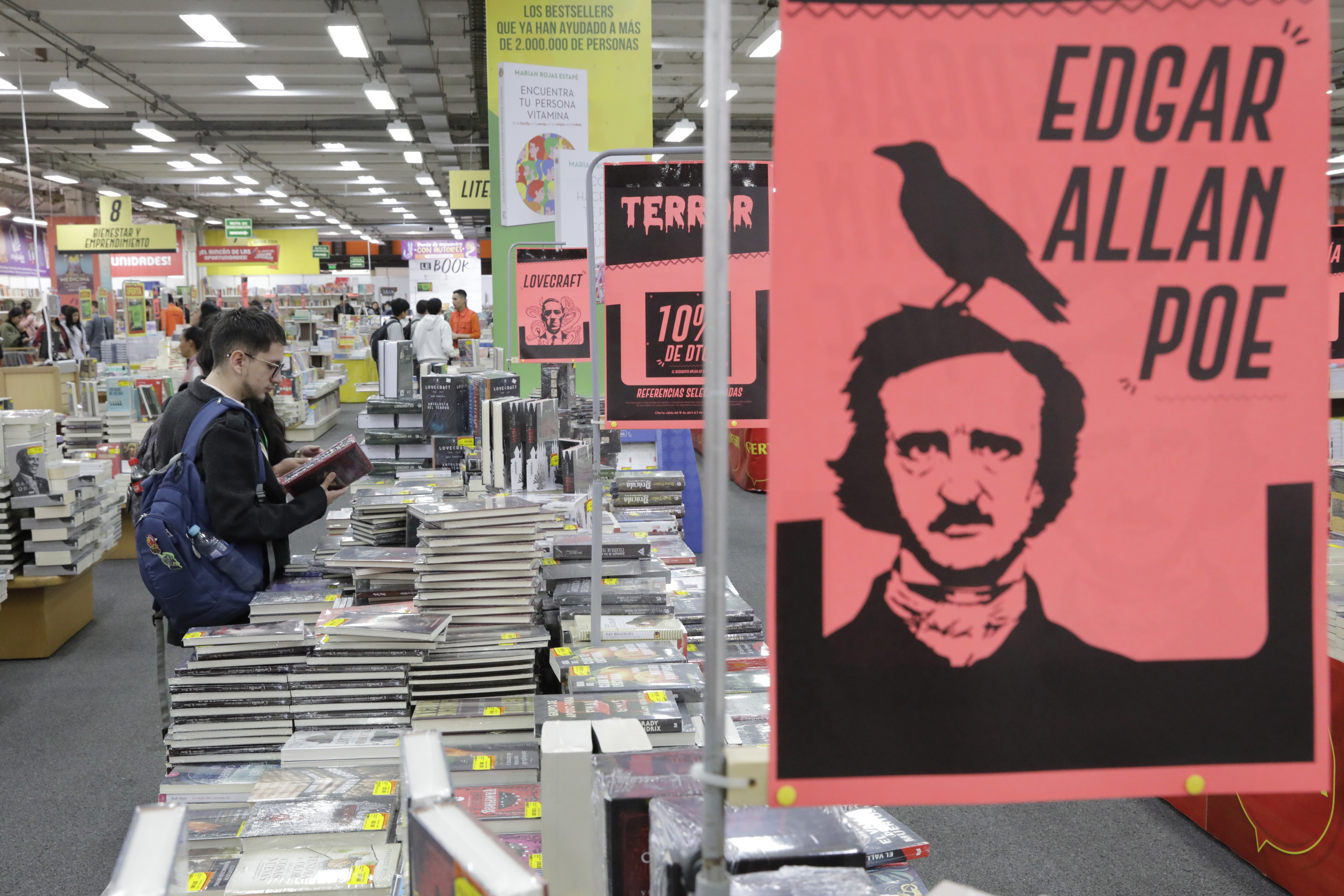 AME3549. BOGOTÁ (COLOMBIA), 21/04/2023.- Visitantes observan libros en un pabellón de la XXXV Feria Internacional del Libro de Bogotá (FILBo), el 21 de abril de 2023, en Bogotá (Colombia). Más allá de honrar la muerte de Shakespeare o de Cervantes, los 23 de abril son una celebración de las letras y la literatura, también en Latinoamérica, donde el español alcanzó otras cotas de la mano de grandes escritores como Gabriel García Márquez, Gabriela Mistral o Jorge Luis Borges. EFE/ Carlos Ortega