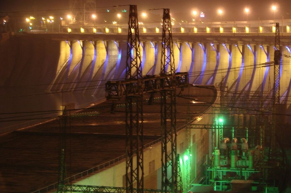 Según expertos, la parte más vulnerable de la planta es el suministro de electricidad y agua. Si se corta el suministro, el núcleo podría explotar.