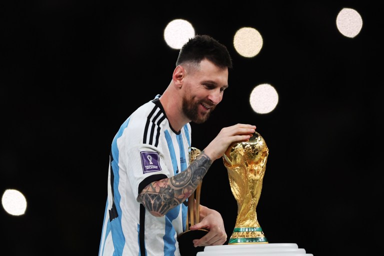 Cifra absurda: millonario pago en subasta de camisetas que Messi usó en el mundial