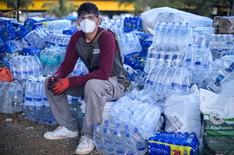 Otro grupo de voluntarios se ha encargado del cuidado de los rescatistas. Les ofrecen agua y alimentos mientras adelantan labores de remoción de escombros.