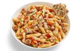 Así se prepara una deliciosa pasta corta con pierna de cerdo en salsa cremosa