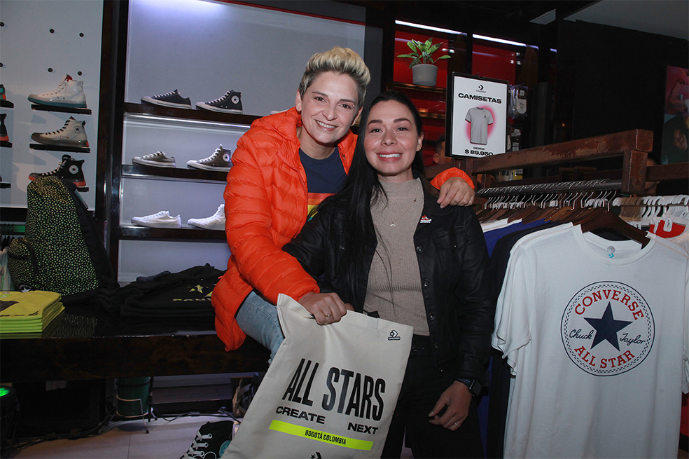 Coverse Colombia invita a su tienda en la zona T a compartir con la artista Ela Rincon en la colaboracion con la marca.