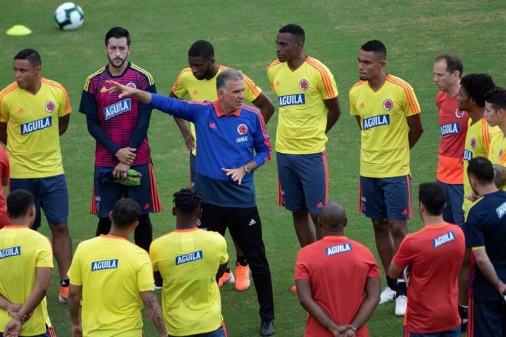Queiroz dirige un entrenamiento de la selección colombiana antes del debut en la Copa América. / EFE