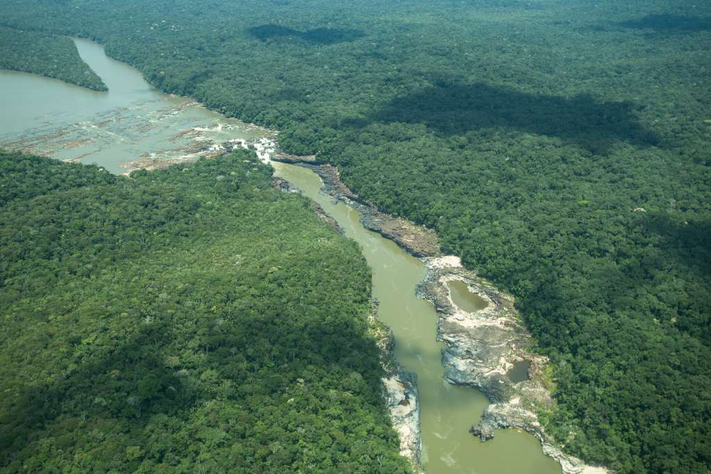 Toma aérea de la cascada Jirijirimo, lugar sagrado para los hijos de Jaguares de Yuruparí, ubicada en el río Apaporis, al norte del departamento de Amazonas, Colombia.