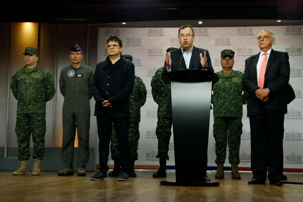 BOG400. BOGOTÁ (COLOMBIA), 04/01/2022.- El ministro del Interior de Colombia, Alfonso Prada (2d) habla hoy, durante una rueda de prensa en Bogotá (Colombia). El ministro del Interior de Colombia, Alfonso Prada, anunció este miércoles que el Gobierno suspendió "los efectos jurídicos" del decreto de cese el fuego bilateral anunciado con el Ejército de Liberación Nacional (ELN) después de que esta guerrilla indicara ayer que no hay ningún acuerdo y le pidió una "tregua verificable". EFE/Carlos Ortega